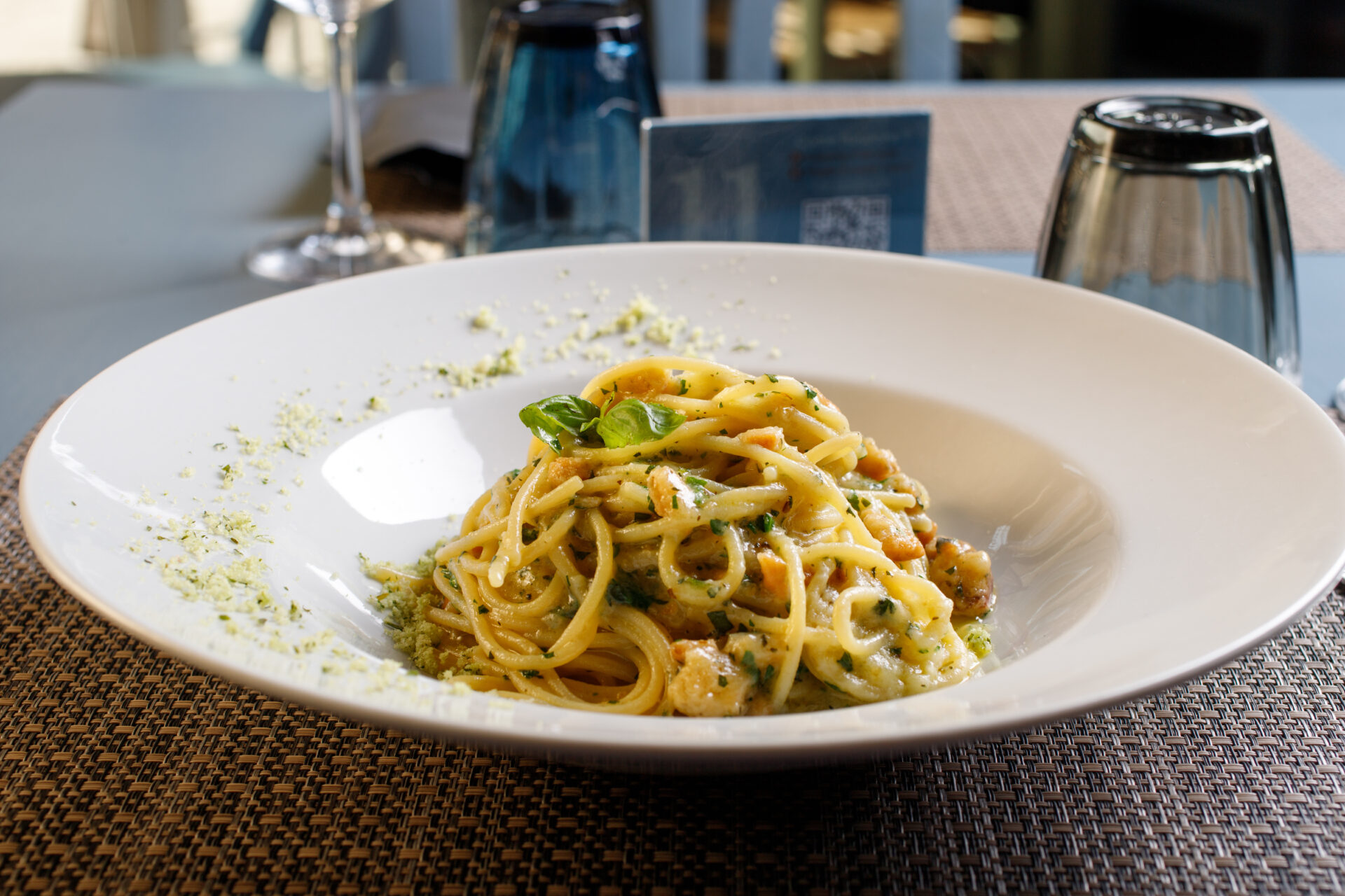 Spaghetti aglio e olio con tarallo Napoletano sbriciolato
