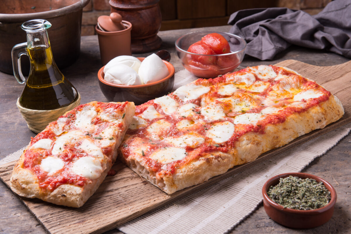 Pizza in teglia cotta nel forno di casa