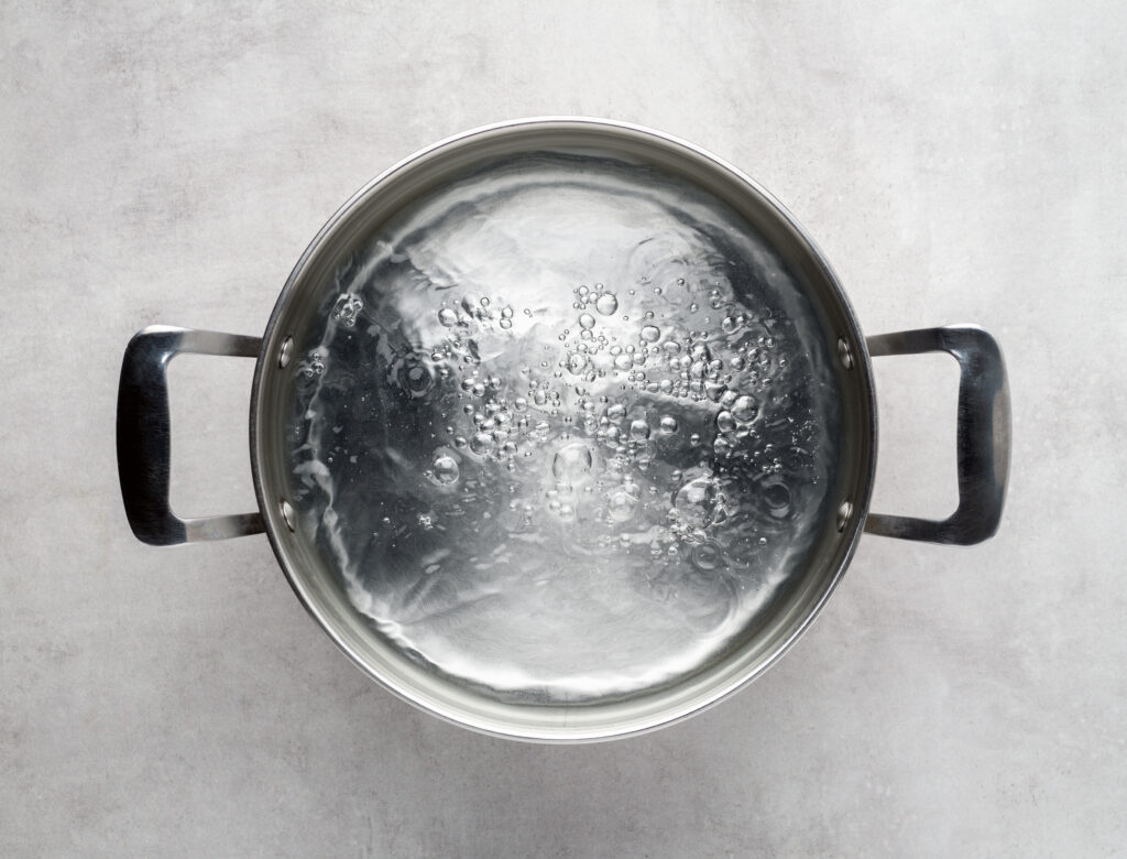 pentola o casseruola con acqua che bolle